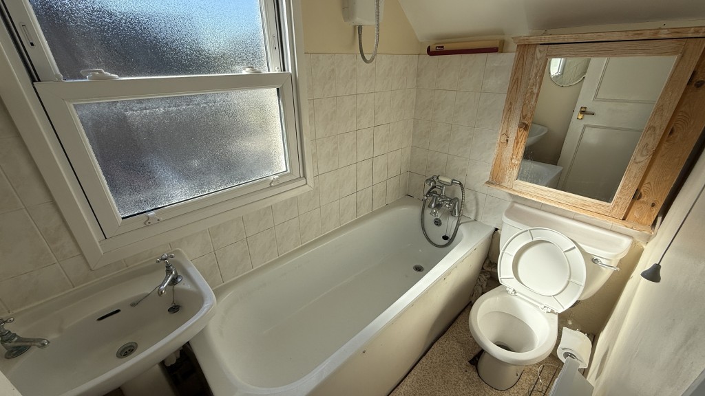 Lot: 111 - TOP FLOOR FLAT FOR IMPROVEMENT - Internal image of bathroom